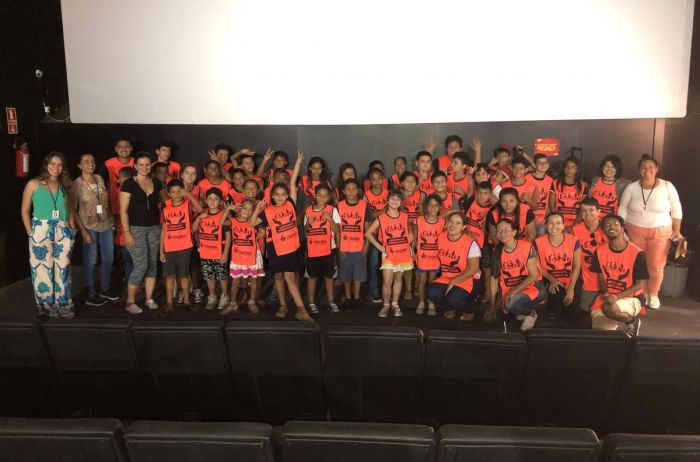 Crianças dos SCFVs participam de atividade especial no cinema da cidade